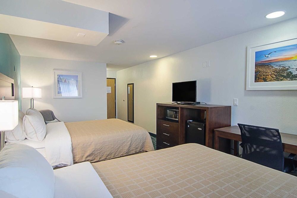 Standard Room, 2 Queen Beds, Non Smoking photo 3