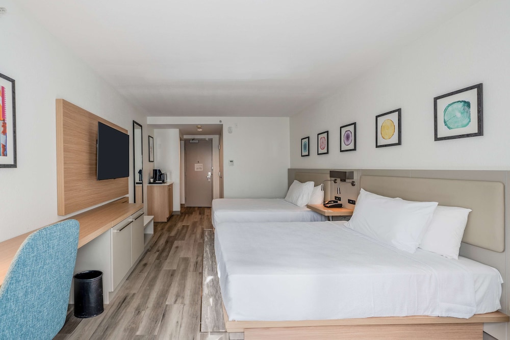 Deluxe Room, 2 Queen Beds (Shower) - Photo 2
