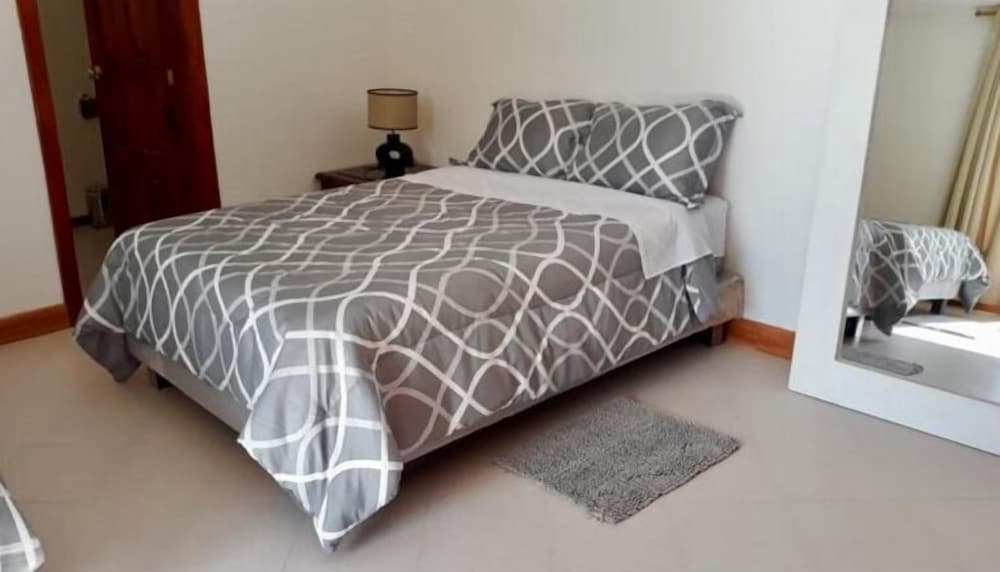 Deluxe Room, 1 Queen Bed, Garden View photo 2
