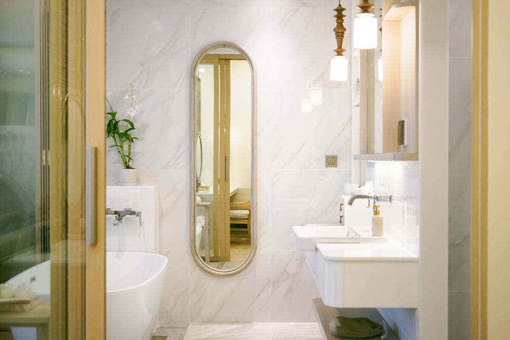 Pool Suite - Photo 8