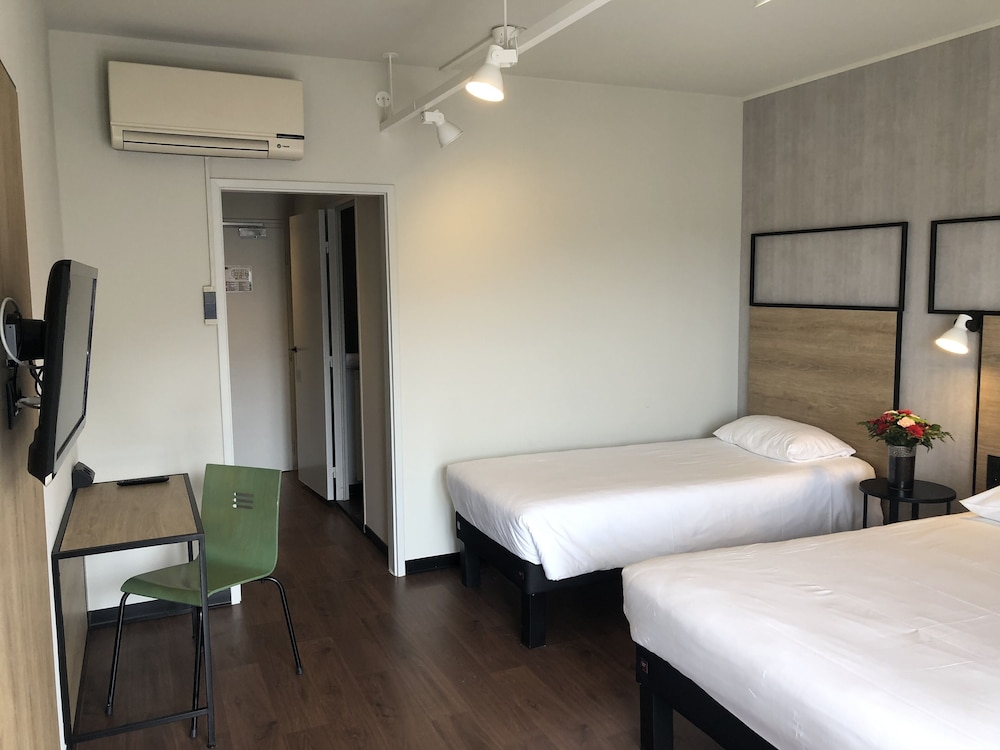 Deluxe Room, Multiple Beds (renovated) - Photo 14