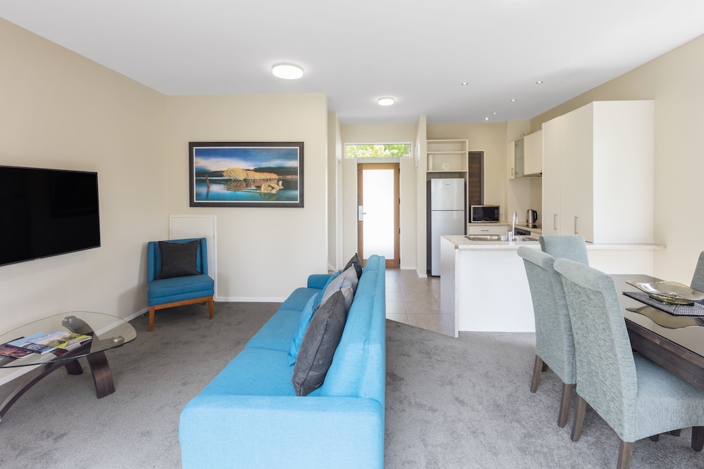 Chalet, 3 Bedrooms, Lake View - Photo 5