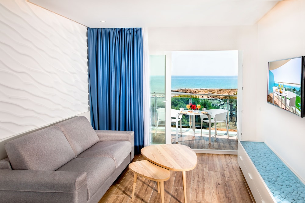 Family Apartment, 2 Bedrooms, Sea View (Front) - Photo 8