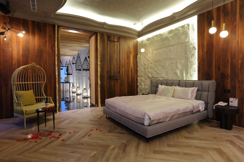Poolside Suite (Check in after 22:00)