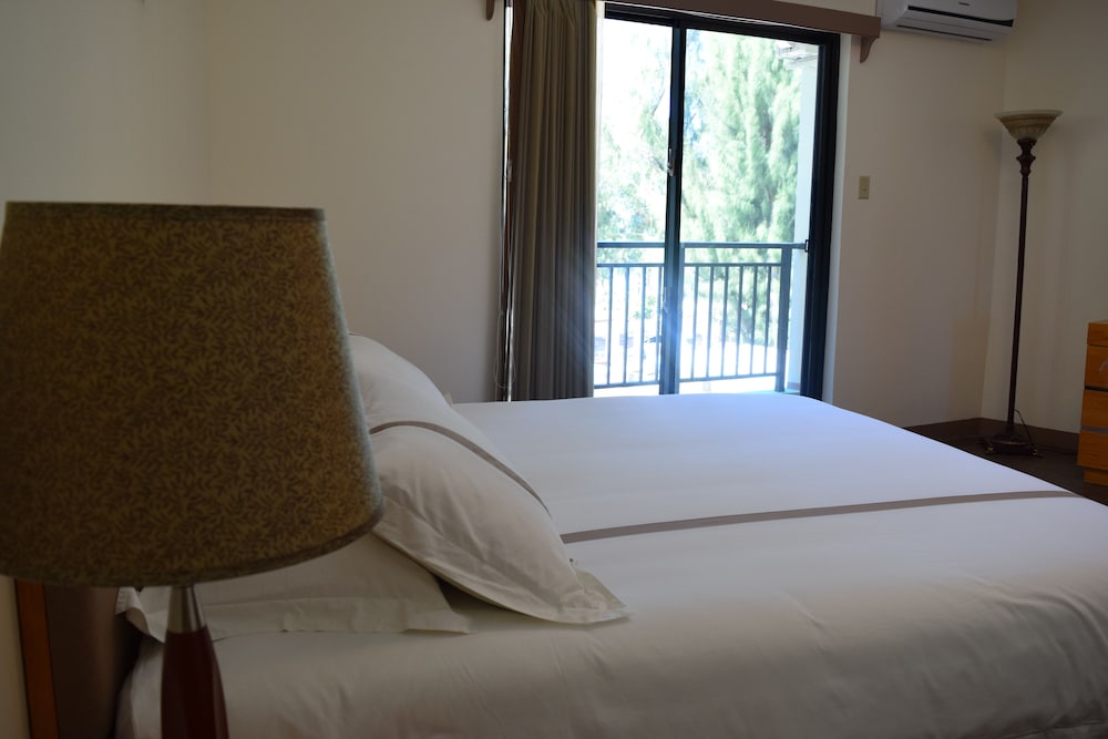 Deluxe Room, 1 King Bed, Ocean View photo 3