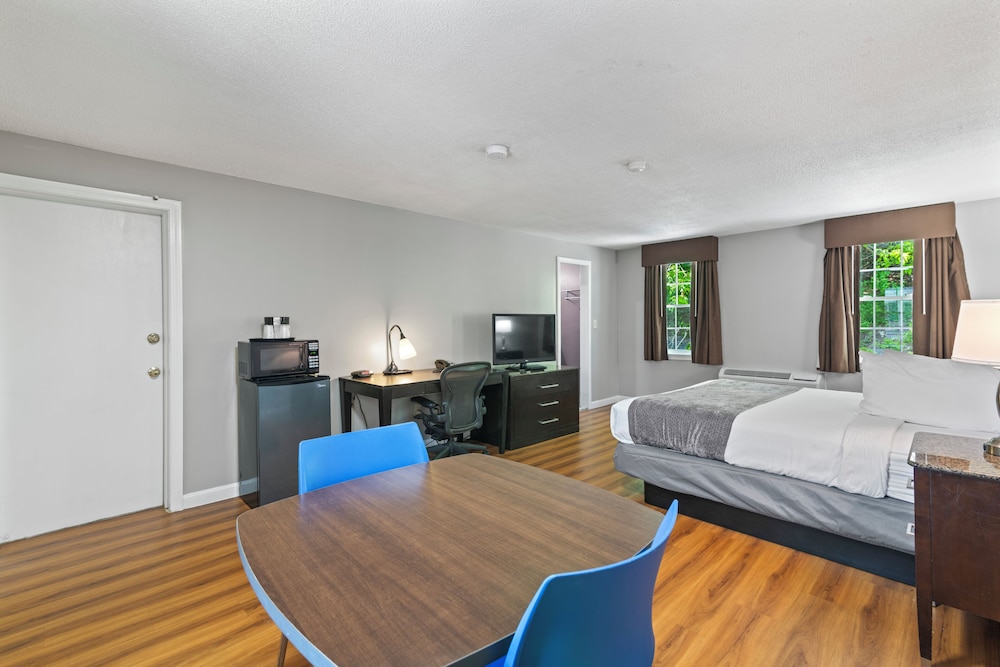Basic Room, 1 King Bed - Photo 5