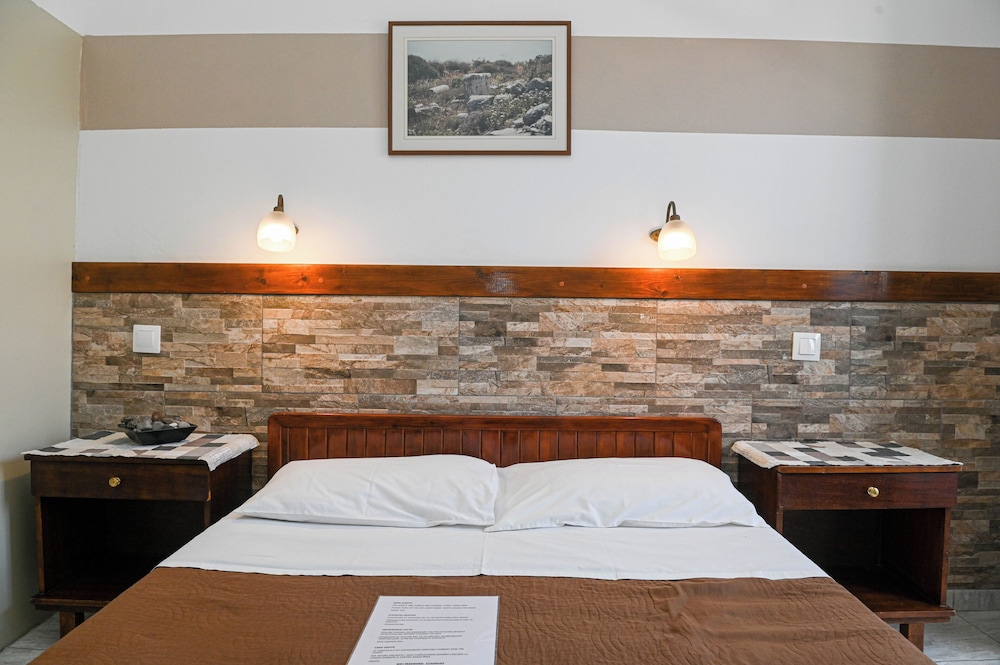 Double Room (No Balcony) - Photo 4