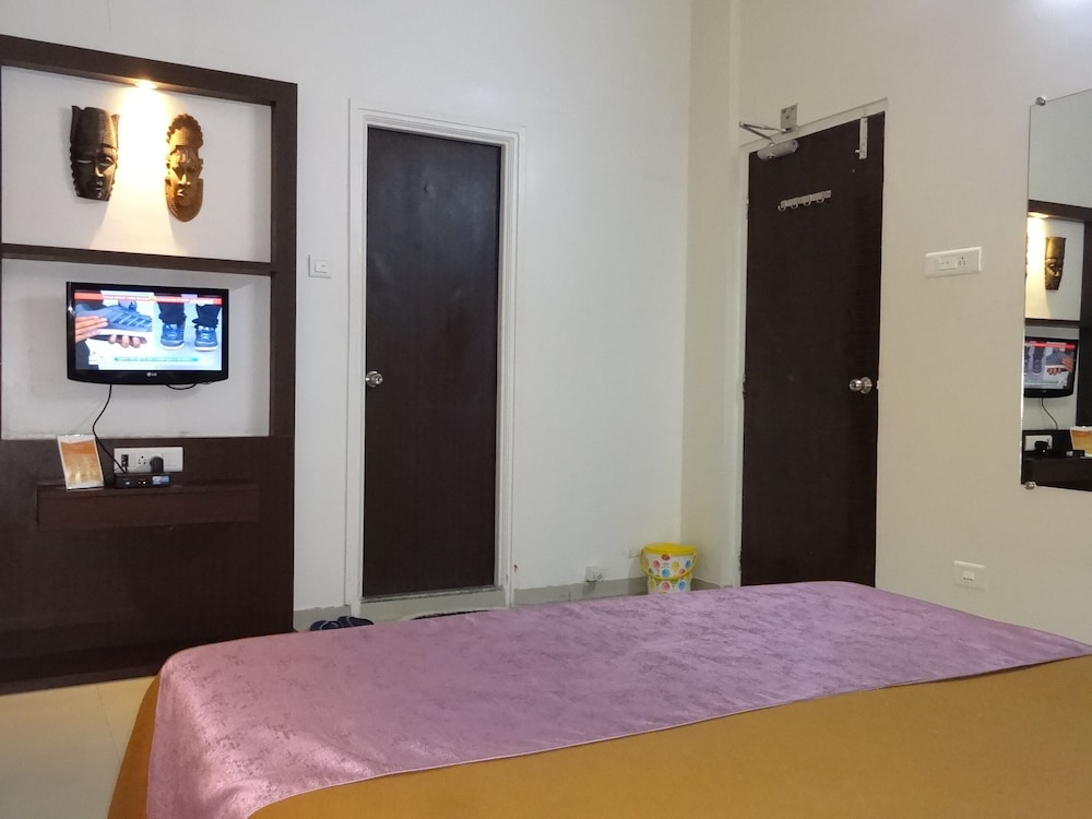 Deluxe Double or Twin Room - Photo 9