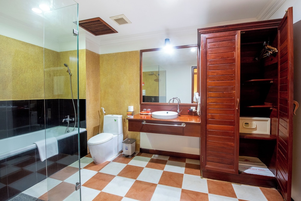Executive Suite - Photo 7