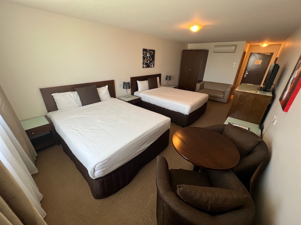 Deluxe Twin Queen Suite photo 3
