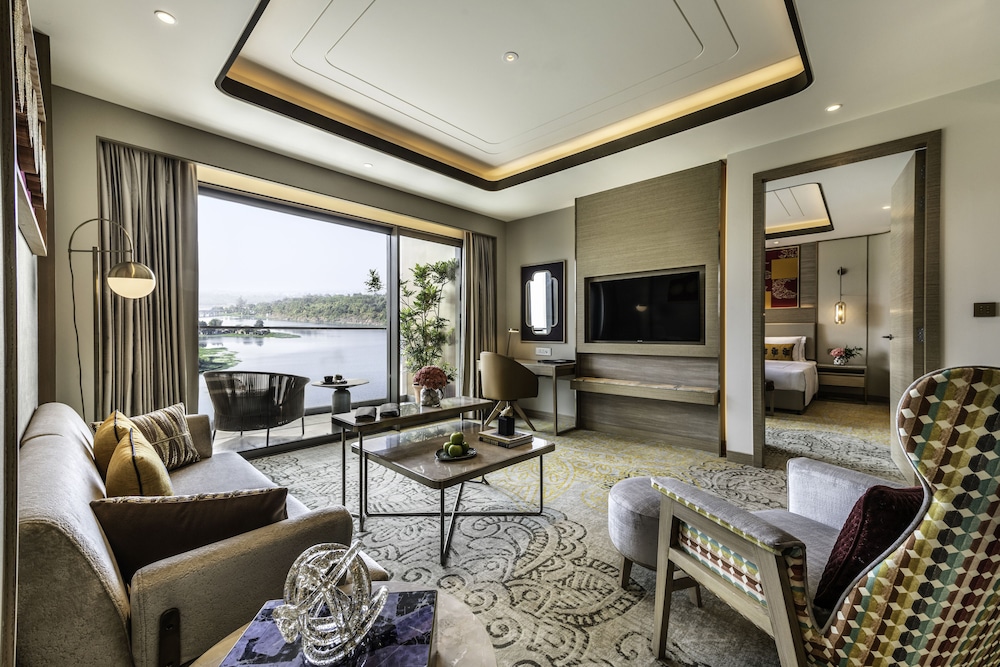 Luxury Suite - Photo 6