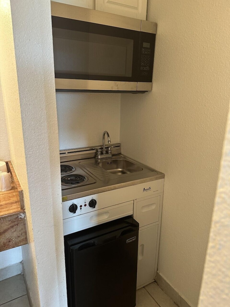 Standard Room, 1 King Bed, Non Smoking, Refrigerator & Microwave - Photo 5
