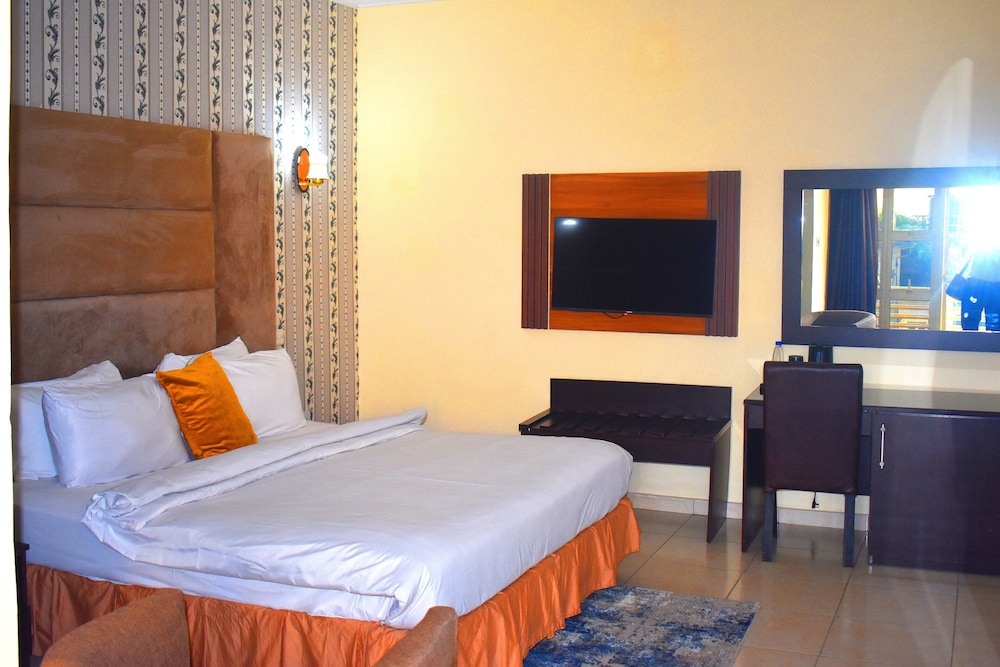 Executive Suite - Photo 2