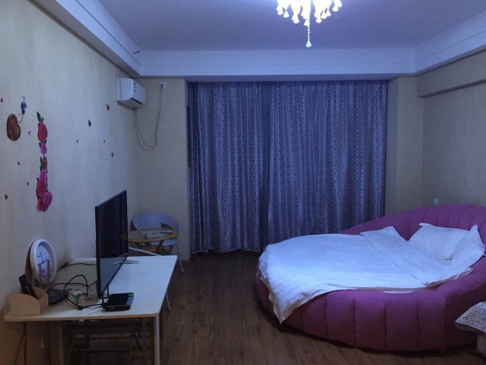 Honeymoon Room with Round Bed
