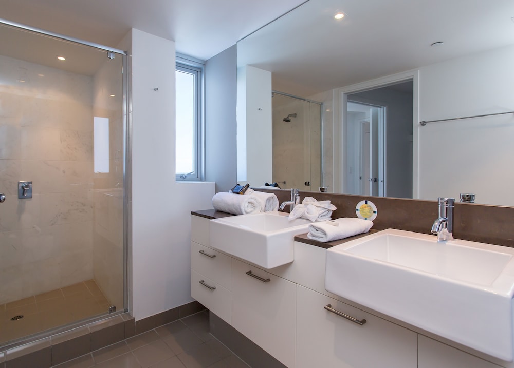 2 Bedroom City Lights View photo 3