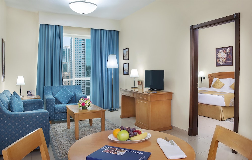 Suite, 1 King Bed, Kitchen photo 2
