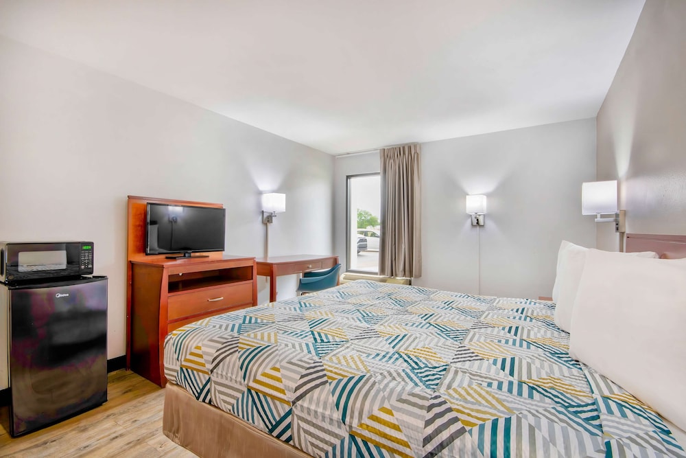 Standard Room, 1 King Bed, Non Smoking, Refrigerator & Microwave - Photo 1