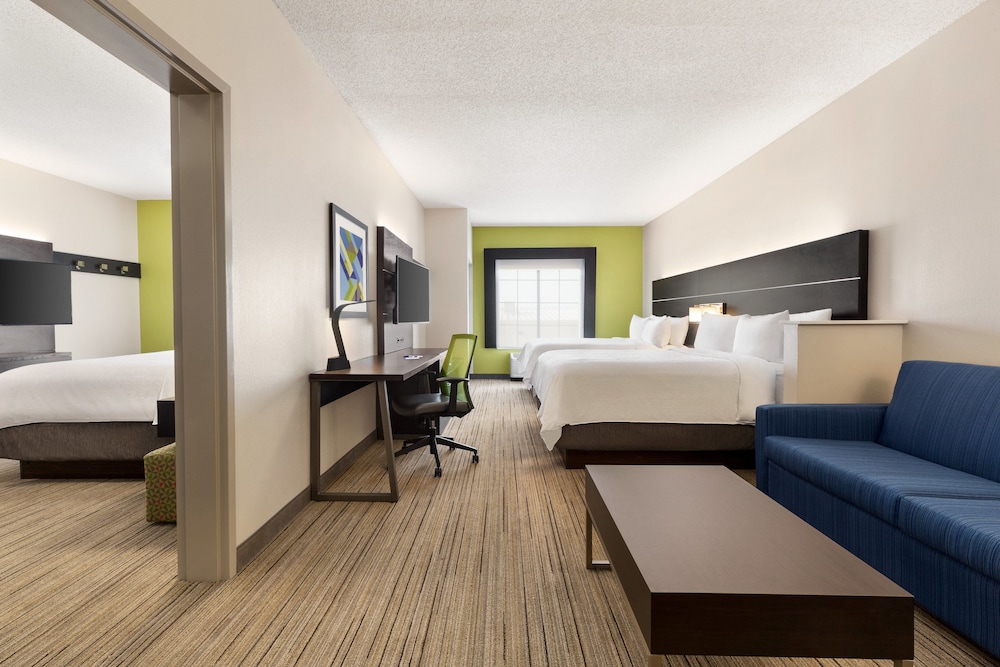 Suite, 1 Bedroom (1 King Bed, 2 Queen Beds) - Photo 2