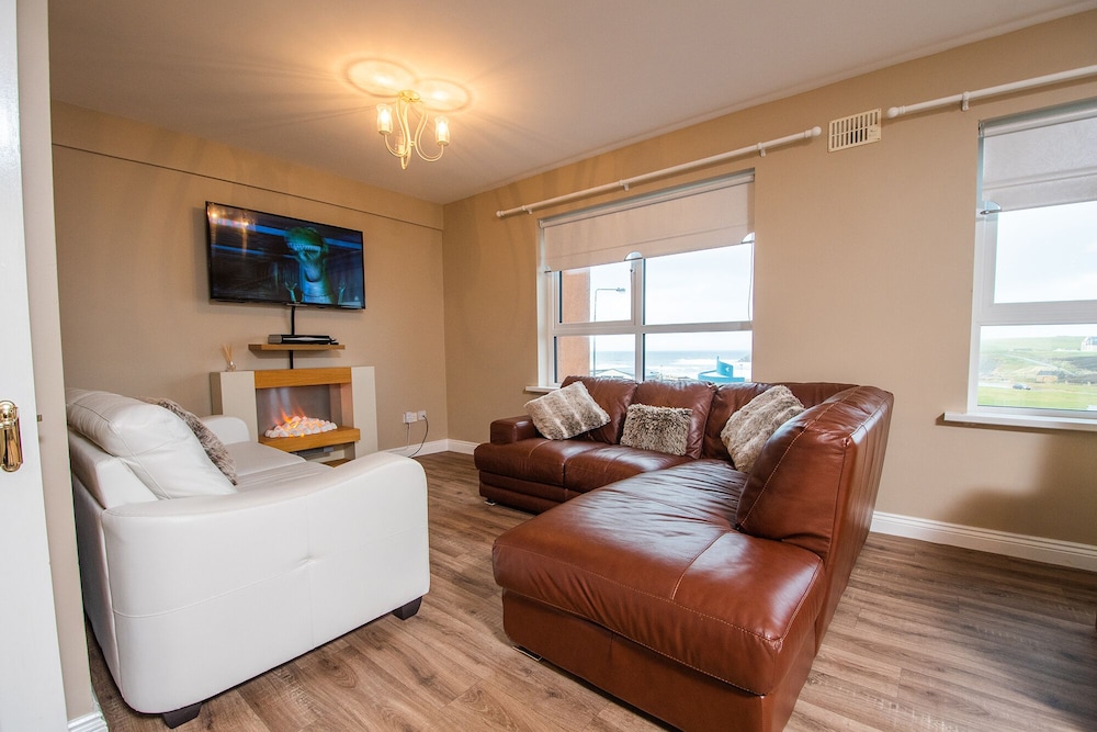 Elegant Two Bedroom Apartment With Beach Views photo 3