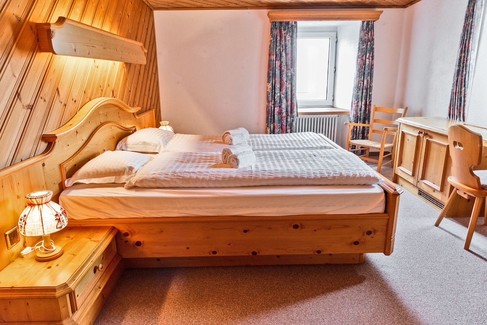 Double Room, 1 Queen Bed (Private bathroom) photo 3