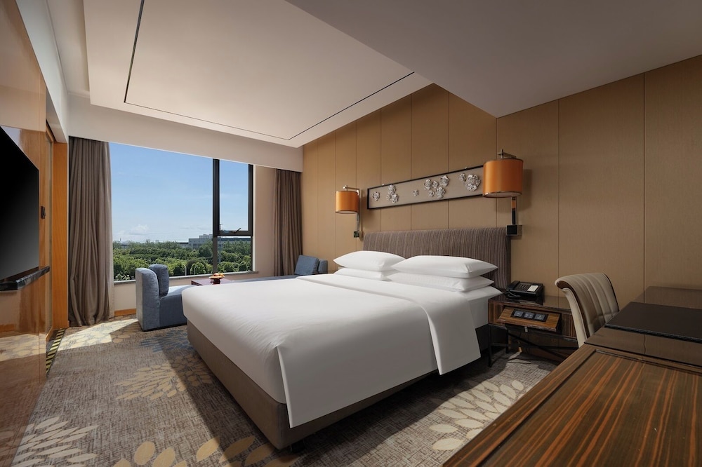 Deluxe Room, 1 King Bed, Garden View