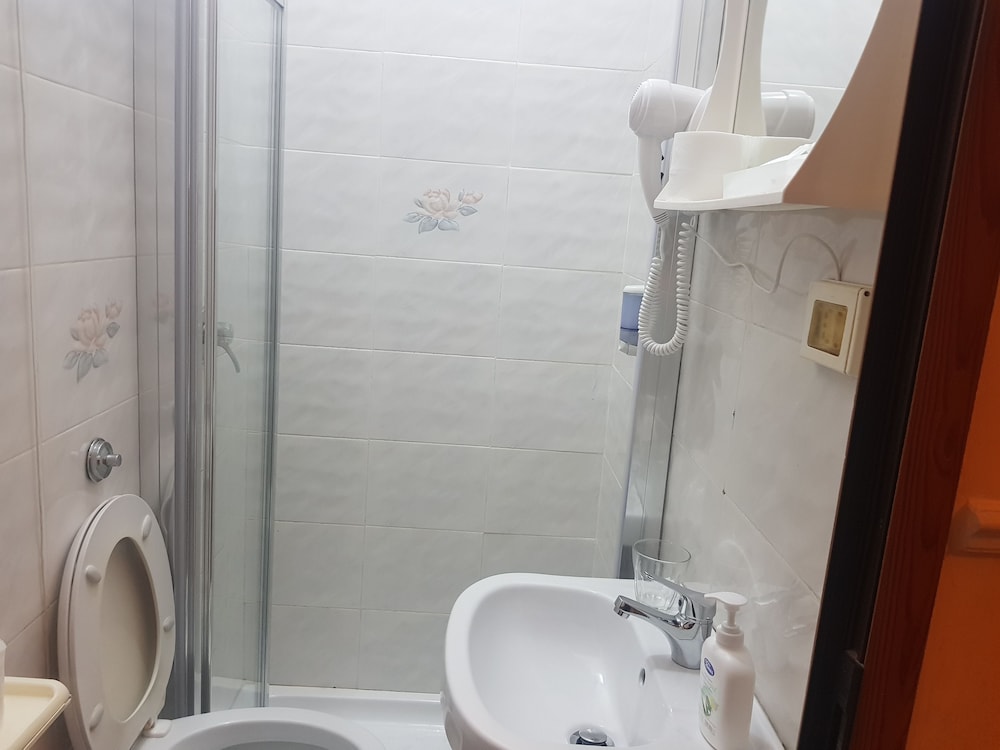 Twin Room, 1 Bedroom, Private Bathroom photo 3