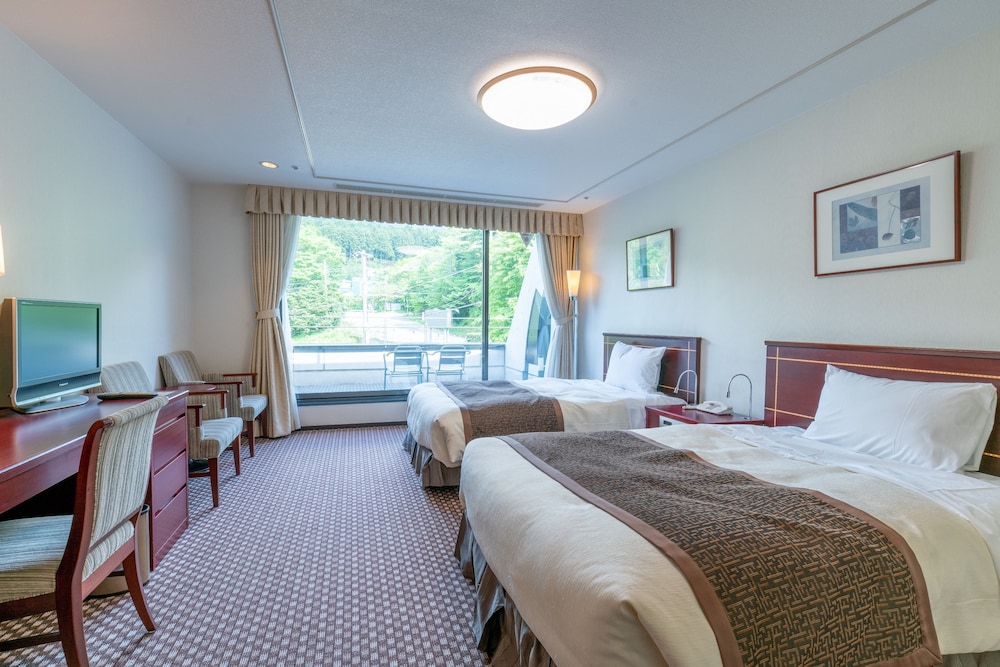 [Non-smoking] Western Style Standard Twin Room (35 sqm) Half-board plan Japanese French Dinner - Photo 1