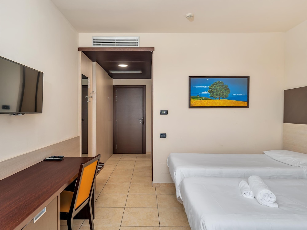 Standard Triple Room, 3 Twin Beds, Non Smoking - Photo 5