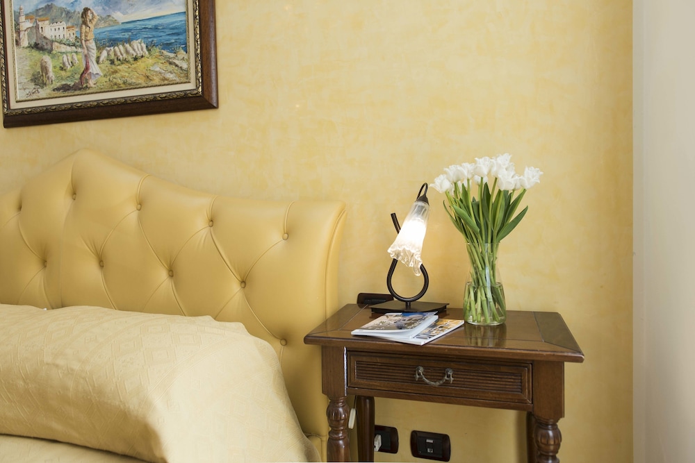 Deluxe Double or Twin Room thumbnail 6