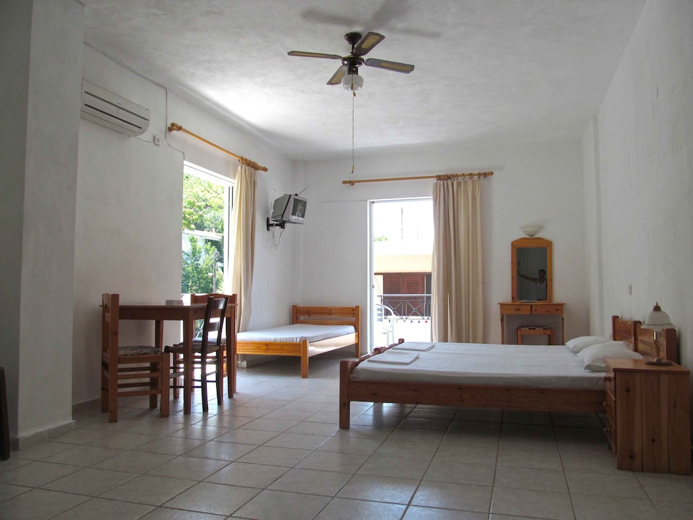 Basic Quadruple Room, 1 Bedroom, Balcony, Mountain View photo 1