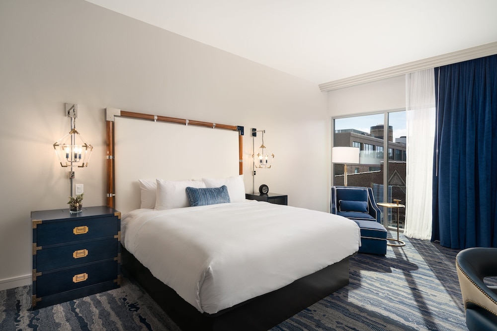 Room, 1 King Bed, City View (Mobility/Hearing Access, Roll-In Shwr) thumbnail 5