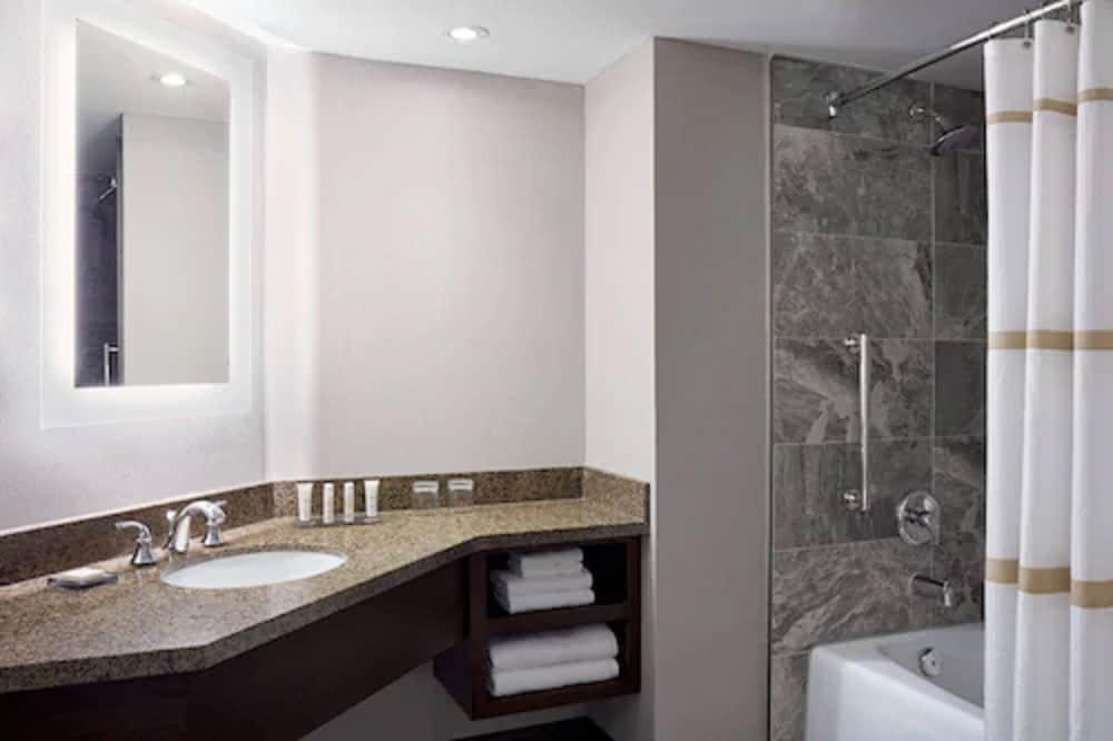 Room, 2 Queen Beds, City View thumbnail 5