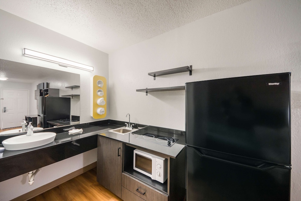 Standard Room, 1 King Bed, Non Smoking, Kitchenette - Photo 8