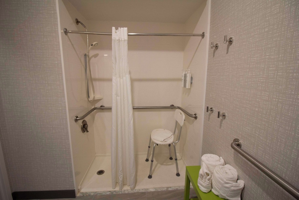 Room, Accessible, Non Smoking (Hearing Impaired/Roll-in Shower) - Photo 11