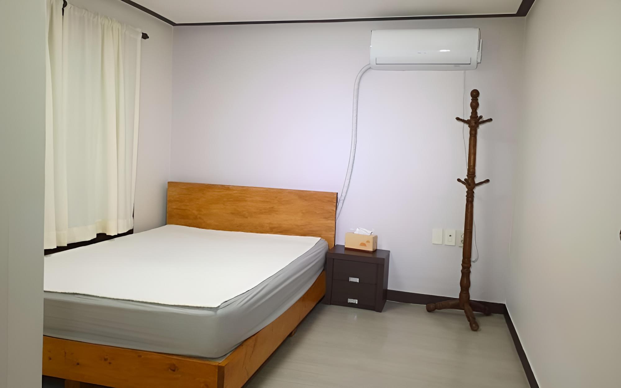 Room (Grand Room (Unshared House Duplex)) - Photo 2