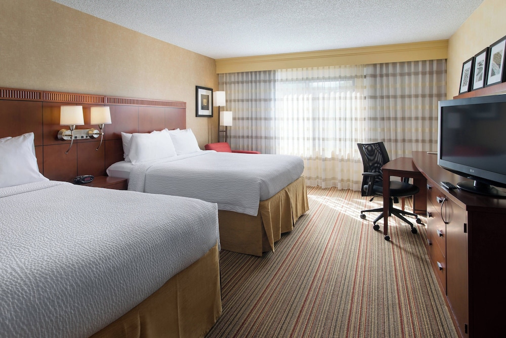 Room, 2 Queen Beds (Mobility/Hearing Access, Roll-in Shwr) photo 1