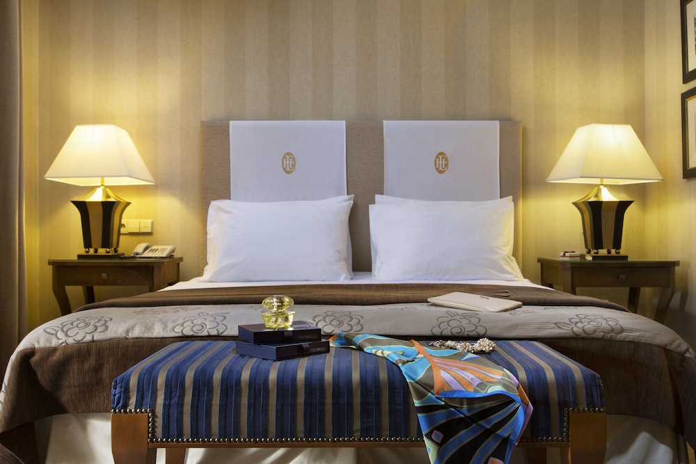 Deluxe Room, 1 King Bed - Photo 3
