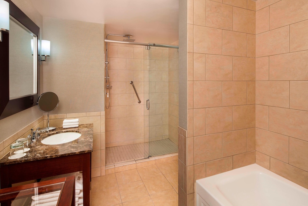 Suite, 1 Bedroom, Corner - Photo 4