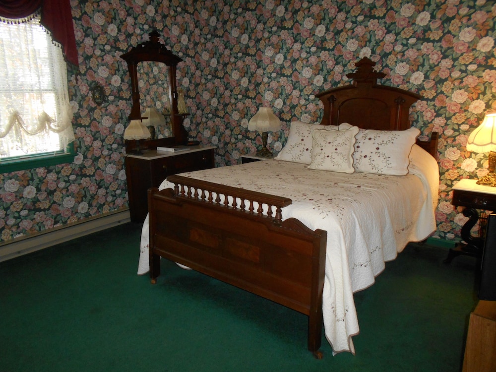 Room, 1 Queen Bed (Victorian)