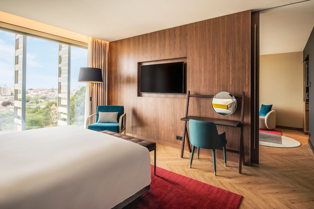Premium Suite, 1 King Bed, Balcony