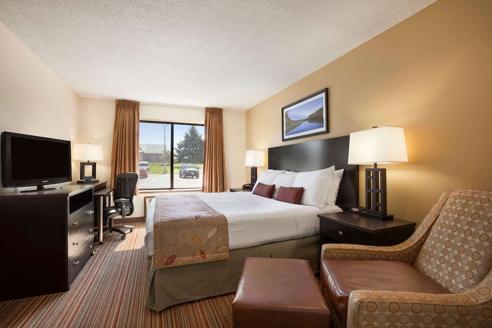 Suite, 1 Bedroom, Non Smoking (1 King Bed and 2 Queen Beds) - Photo 1