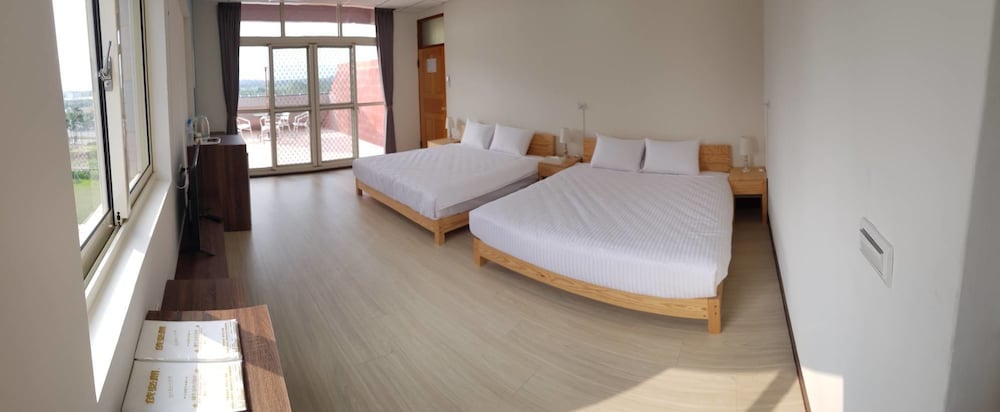 Standard Quadruple Room, 2 Queen Beds, Non Smoking photo 1