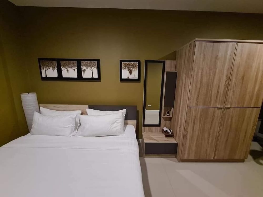 Deluxe Room, 1 King Bed photo 2