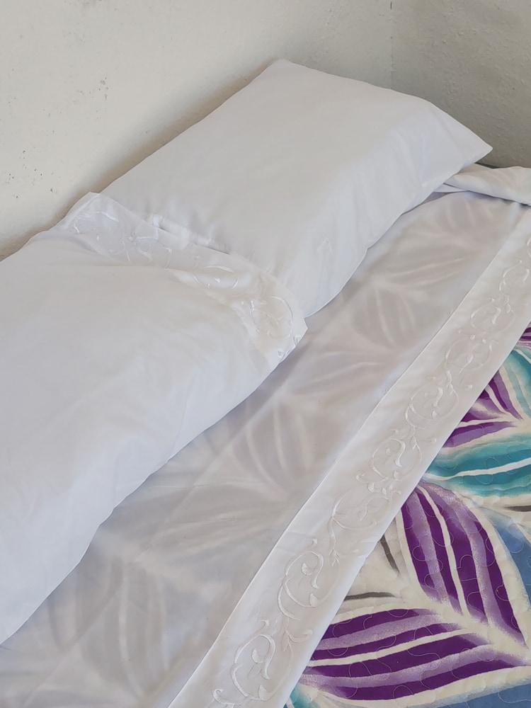 Basic Room, 1 Queen Bed photo 3