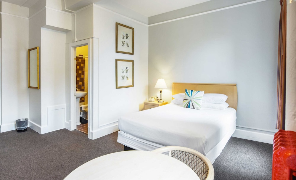 Standard Room, 1 Queen Bed, Private Bathroom, No Air Conditioning - Photo 1