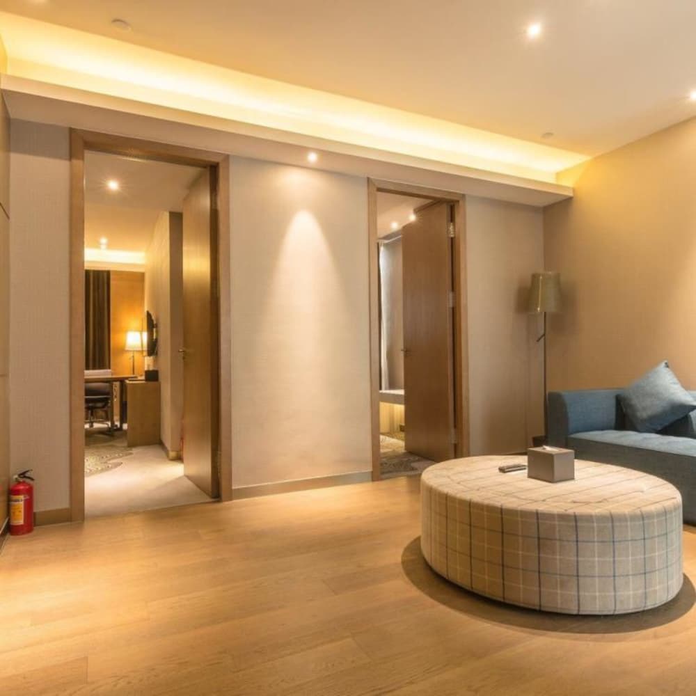 Executive Suite - Photo 1