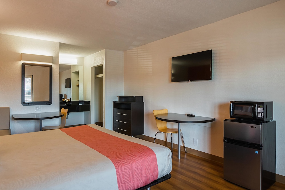 Standard Room, 1 King Bed, Non Smoking - Photo 2