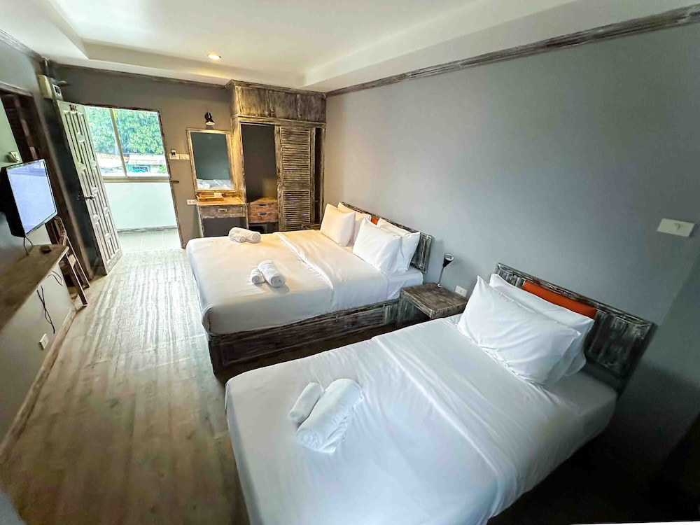 Economy Triple Room - Photo 9