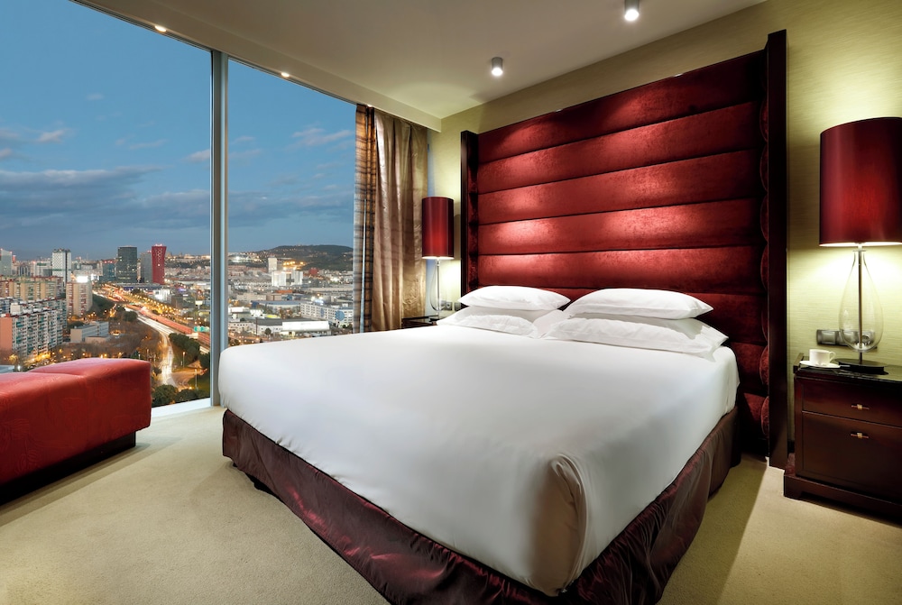 Suite, 1 King Bed (Regency) thumbnail 5
