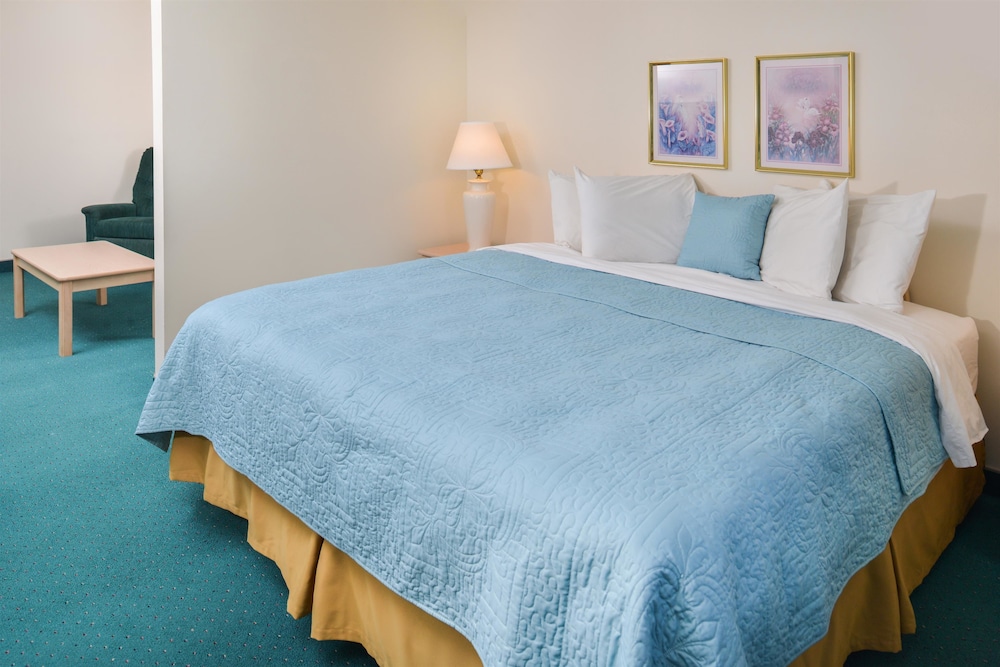 Suite, 1 King Bed, Non Smoking - Photo 2